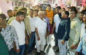 स्टेशन पारा में विधायक देवेन्द्र यादव का जोरदार स्वागत : आसिफ अली