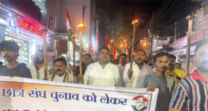 छात्र संघ चुनाव की मांग को लेकर एनएसयूआई की मशाल यात्रा