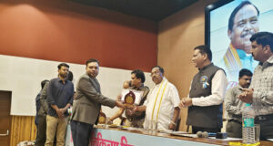 विश्व पशु चिकित्सा दिवस : डॉ. तरुण रामटेके ‘एक्सीलेंस अवार्ड’ से सम्मानित, मंत्री रामविचार नेताम ने थपथपाई पीठ