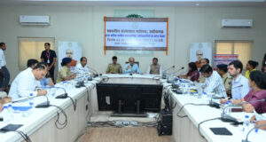 राज्यपाल रमेन डेका ने ली रायपुर जिले में विकासखंड स्तरीय समीक्षा बैठक