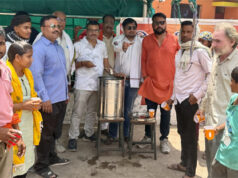 भीषण गर्मी में राहगीरों को मिली राहत, विहिप-बजरंग दल ने पिलाया आम पना