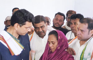 पद्मश्री फुलबासन बाई से मिले कांग्रेस नेता, बोले-प्रदेश में कानून व्यवस्था चरमराई, गृहमंत्री को जनता की चिंता नहीं
