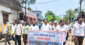 अधूरे अंडरब्रिज पर कांग्रेस नेता आसिफ का आंदोलन, रेलवे प्रशासन ने कार्य प्रारंभ करने का लिखित आश्वासन दिया