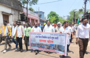 अधूरे अंडरब्रिज पर कांग्रेस नेता आसिफ का आंदोलन, रेलवे प्रशासन ने कार्य प्रारंभ करने का लिखित आश्वासन दिया