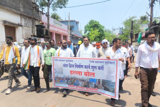 अधूरे अंडरब्रिज पर कांग्रेस नेता आसिफ का आंदोलन, रेलवे प्रशासन ने कार्य प्रारंभ करने का लिखित आश्वासन दिया