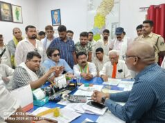 बिजली कटौती और अव्यवस्था के खिलाफ कांग्रेस का हल्लाबोल, डेढ़ घंटे तक बिजली कार्यालय का घेराव