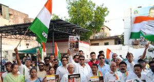महावीर चौक में कांग्रेसजनों का आक्रामक प्रदर्शन, आम लोगों से संवाद कर गिनाईं महंगाई की मार