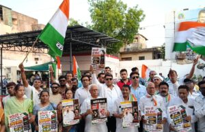 महावीर चौक में कांग्रेसजनों का आक्रामक प्रदर्शन, आम लोगों से संवाद कर गिनाईं महंगाई की मार