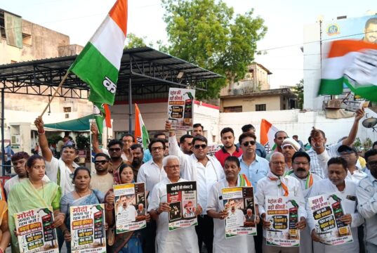 महावीर चौक में कांग्रेसजनों का आक्रामक प्रदर्शन, आम लोगों से संवाद कर गिनाईं महंगाई की मार