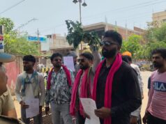 अघोषित बिजली कटौती के विरोध में विद्युत विभाग को बेशर्म का गुलदस्ता देने पहुंचे शमसुल, पुलिस से हुई झूमाझटकी