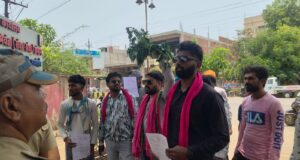 अघोषित बिजली कटौती के विरोध में विद्युत विभाग को बेशर्म का गुलदस्ता देने पहुंचे शमसुल, पुलिस से हुई झूमाझटकी