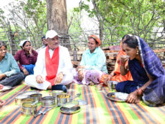 निर्माणाधीन पंचायत भवन के निरीक्षण के दौरान मुख्यमंत्री को श्रमिकों ने दिया भोजन का न्यौता : साथ बैठकर खाया बोरे बासी और आमा चटनी