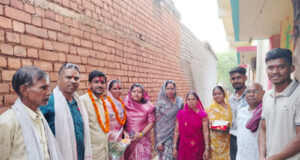 नवनिर्वाचित पंच को मिठाई खिलाकर दी बधाई