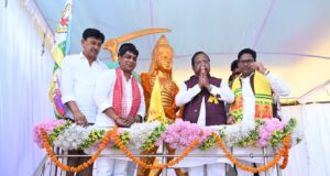 कैबिनेट मंत्री नेताम ने शहादत दिवस पर वीरांगना रानी दुर्गावती की प्रतिमा पर माल्यार्पण कर श्रद्धांजलि अर्पित की एवं शहीद वीर नारायण सिंह की प्रतिमा का किया अनावरण