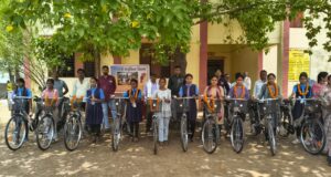 डिलापहरी स्कूल में शाला प्रवेश उत्सव, तिलक लगाकर हुआ नवप्रवेशी बच्चों का स्वागत