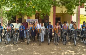 डिलापहरी स्कूल में शाला प्रवेश उत्सव, तिलक लगाकर हुआ नवप्रवेशी बच्चों का स्वागत