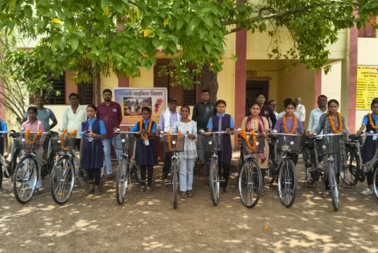 डिलापहरी स्कूल में शाला प्रवेश उत्सव, तिलक लगाकर हुआ नवप्रवेशी बच्चों का स्वागत