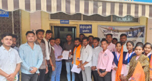 समस्याओं को लेकर अभाविप का हेमचंद यादव विश्व विद्यालय में प्रदर्शन, कुलपति के नाम सौंपा ज्ञापन