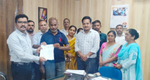 कर्मचारियों ने लंबित मांगों को लेकर सौंपा ज्ञापन, महंगाई भत्ता सहित कई मुद्दों पर की कार्रवाई की मांग
