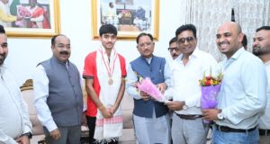 मुख्यमंत्री विष्णुदेव साय ने स्वर्ण पदक विजेता हॉकी खिलाड़ी अवि मानिकपुरी का किया सम्मान