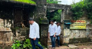 टांकापारा स्कूल में कीचड़ से गुजरने की मजबूरी, जर्जर भवन की छत से टपक रहा पानी : जितेन्द्र मुदलियार