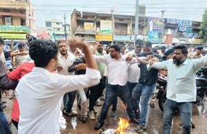 राहुल गांधी व मल्लिकार्जुन खड़गे की गिरफ्तारी के विरोध में कांग्रेस का प्रदर्शन, प्रधानमंत्री का पुतला फूंका