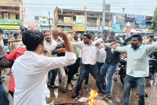राहुल गांधी व मल्लिकार्जुन खड़गे की गिरफ्तारी के विरोध में कांग्रेस का प्रदर्शन, प्रधानमंत्री का पुतला फूंका