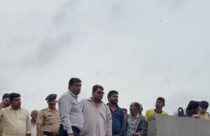 पहली बारिश में बह गया भ्रष्टाचार का पुल, दोषियों पर एफआईआर हो : जितेंद्र मुदलियार