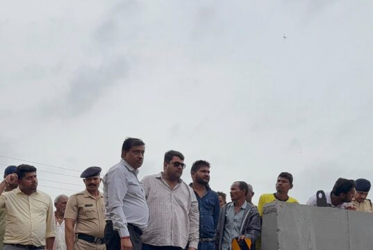 पहली बारिश में बह गया भ्रष्टाचार का पुल, दोषियों पर एफआईआर हो : जितेंद्र मुदलियार