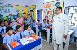 शिक्षा मंत्री श्री गजेन्द्र यादव ने बच्चों संग बैठकर सिखाया पहाड़ा, स्मार्ट क्लास का किया लोकार्पण
