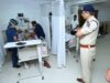 पुलिस कमिश्नर श्री संजीव शुक्ला ने अस्पताल पहुंचकर घायल पुलिस जवानों का जाना हाल