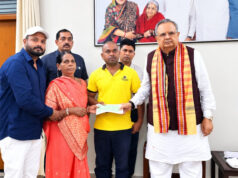 गौ माता की रक्षा करते हुए वीरगति प्राप्त संदीप साहू के परिवार को डॉ. रमन सिंह ने प्रदान की आर्थिक सहायता राशि