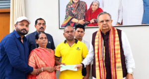 गौ माता की रक्षा करते हुए वीरगति प्राप्त संदीप साहू के परिवार को डॉ. रमन सिंह ने प्रदान की आर्थिक सहायता राशि