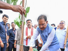 मुख्यमंत्री विष्णुदेव साय ने अपनी माँ के नाम पर लगाया पीपल का पौधा, वन महोत्सव-2026 का हुआ शुभारंभ
