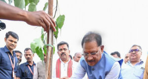 मुख्यमंत्री विष्णुदेव साय ने अपनी माँ के नाम पर लगाया पीपल का पौधा, वन महोत्सव-2026 का हुआ शुभारंभ