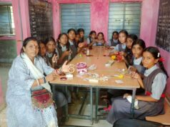 बैगलेस डे पर विद्यार्थियों ने सीखा कांच की घुंडियों से कंगन बनाना