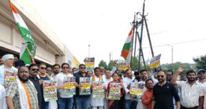 कांग्रेस ने बेरिकेडिंग फांद किया कलेक्टोरेट का घेराव, पुतला भी फूंका