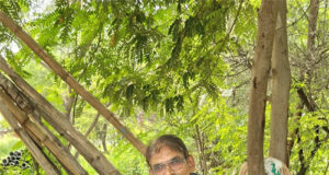 एसी कमरों से दूर, पेड़ की छांव में बैठकर अल्वा फाउंडेशन के चेयरमैन डॉ. हेमशंकर जेठमल साहू ने निपटाया काम