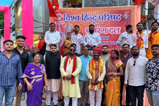 यादव समाज की भव्य शोभायात्रा का मानव मंदिर चौक पर विहिप-बजरंग दल ने किया पुष्पवर्षा से स्वागत