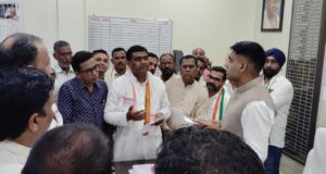 जनहित के मुद्दों को लेकर जिला कांग्रेस ने कलेक्टर को सौंपा ज्ञापन