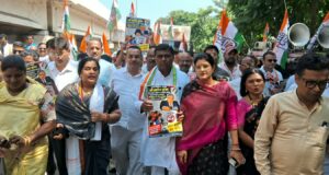 जिला कांग्रेस का हल्लाबोल : ‘वोट चोर, गद्दी छोड़ो’ के नारों से गूंजा शहर, पुतला फूंका