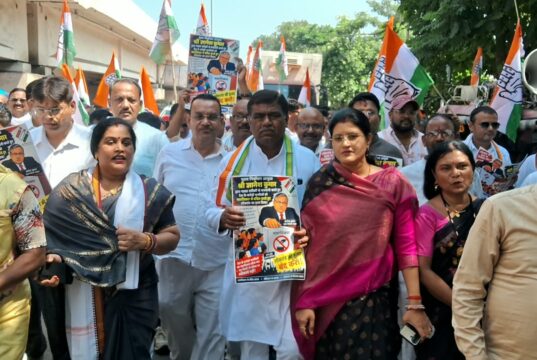 जिला कांग्रेस का हल्लाबोल : ‘वोट चोर, गद्दी छोड़ो’ के नारों से गूंजा शहर, पुतला फूंका