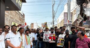 वोट बचाओ-देश बचाओ मार्च में शहर कांग्रेस का उग्र प्रदर्शन, ज्ञानेश कुमार का पुतला दहन