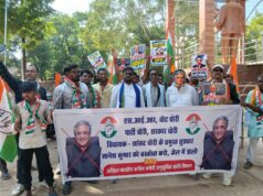 मुख्य चुनाव आयुक्त के इस्तीफे की मांग को लेकर कांग्रेस ने सौंपा ज्ञापन