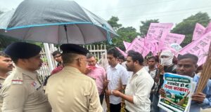 नवीन और शमशुल के नेतृत्व में रायपुर में गूंजा स्वच्छता का मुद्दा, झाड़ू थामकर नगर निगम पर बोला धावा