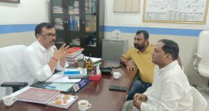 रेलवे के लिखित आश्वासन को अमल में लाने फिर पहुंचे आसिफ अली